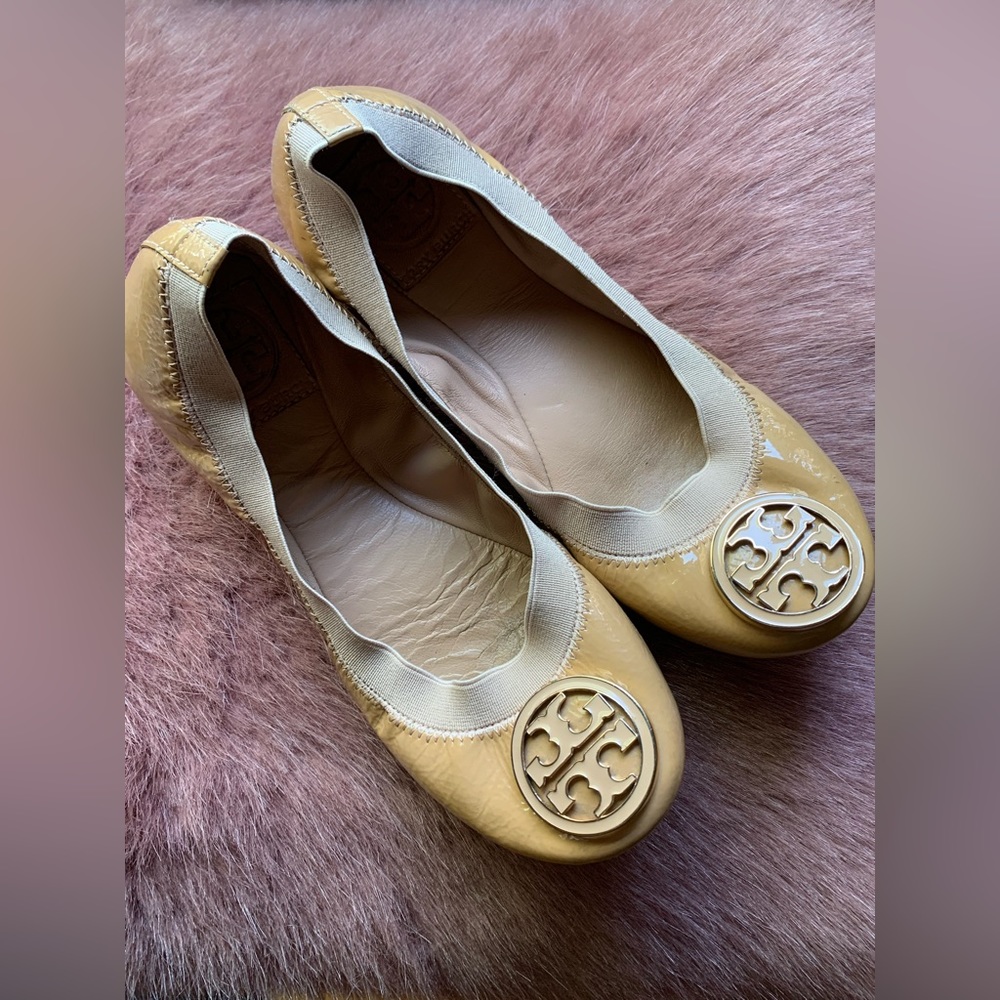 Tory Burch Caroline Beige Patent Leather Gold Reva Logo Ballet Flat Sz 5.5